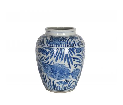 blue and whte ceramic vase 