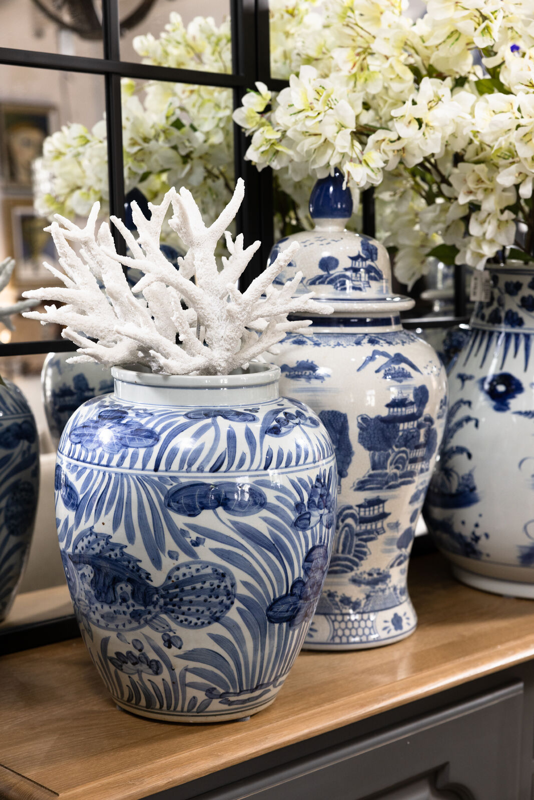 blue and whte ceramic vase 