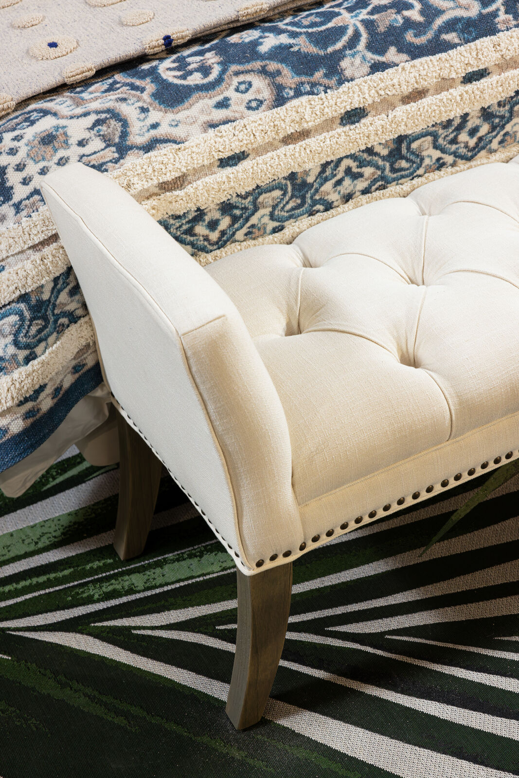 Allegra Bedend with high armrests in white fabric and wooden out-turned legs Château Collection 