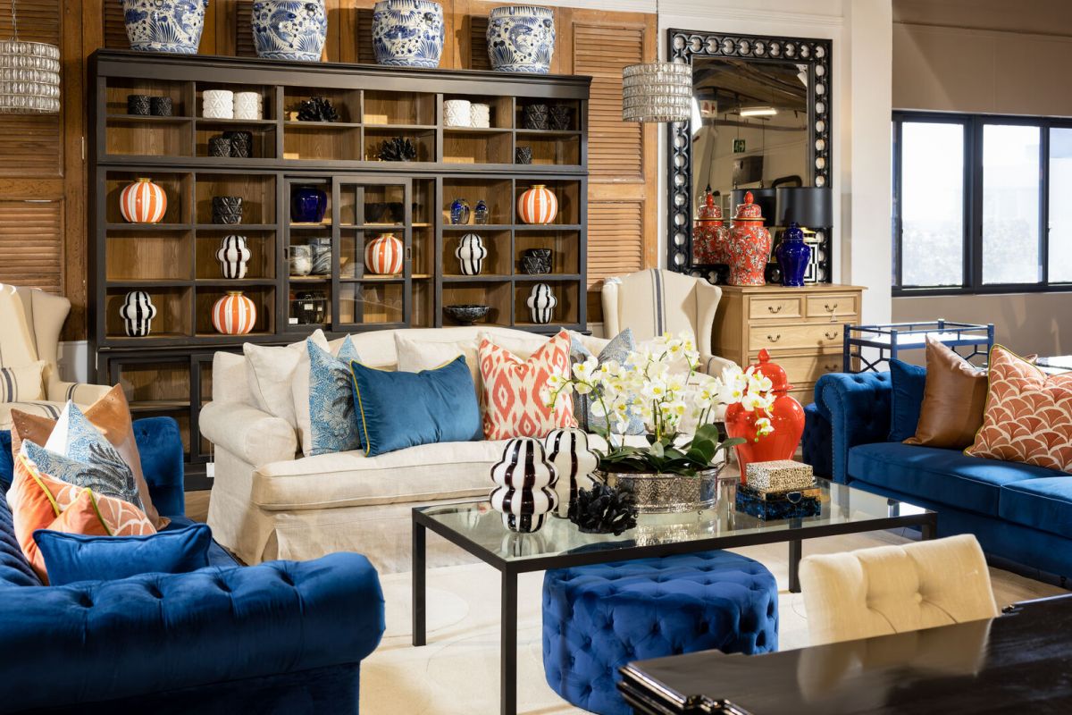 Round deep buttoned ottoman in velvet