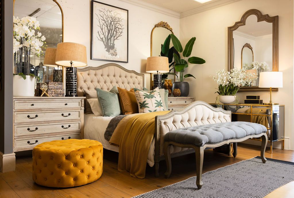 Round deep buttoned ottoman in velvet