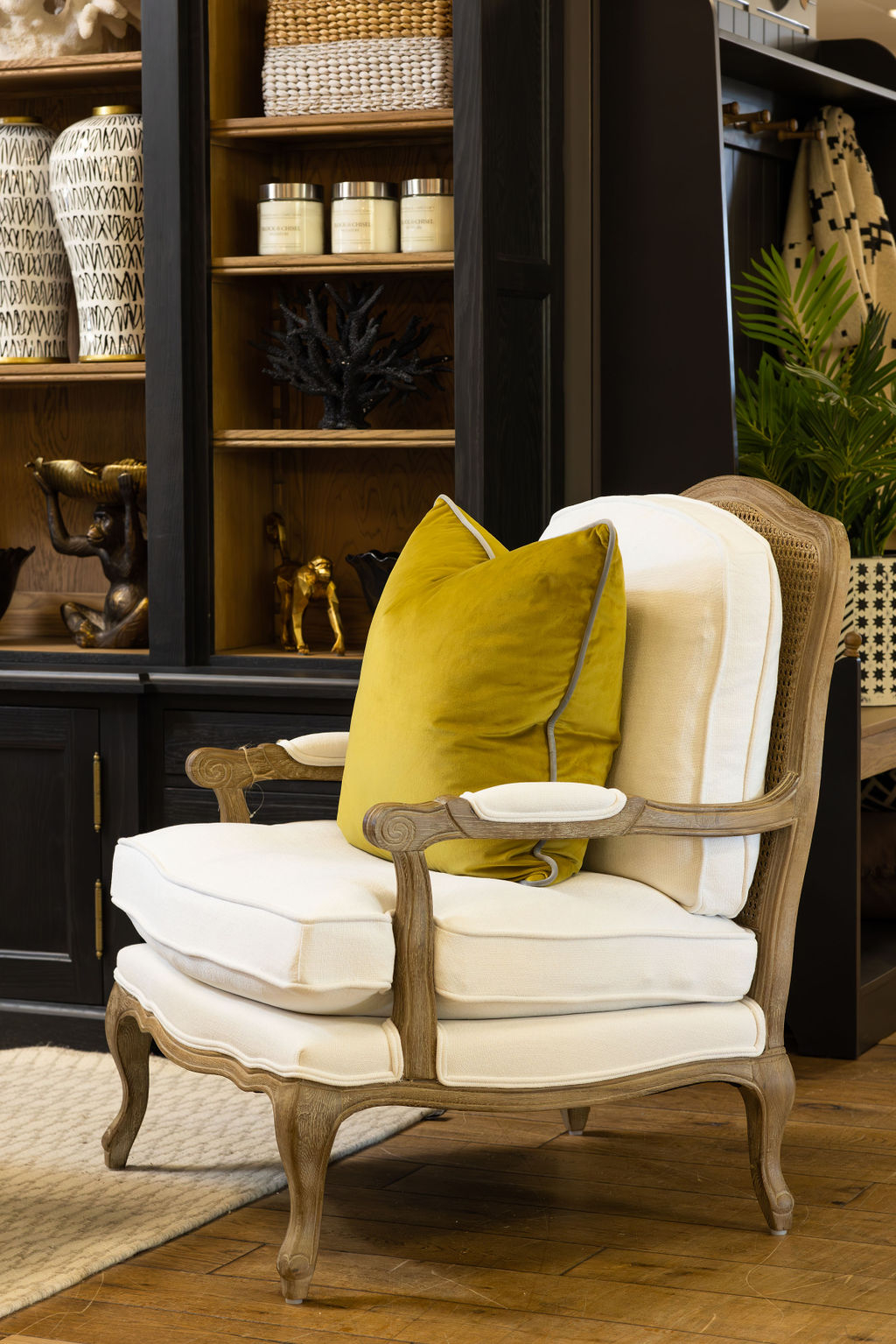 Classic white cushioned armchair with cabriole legs Château collection