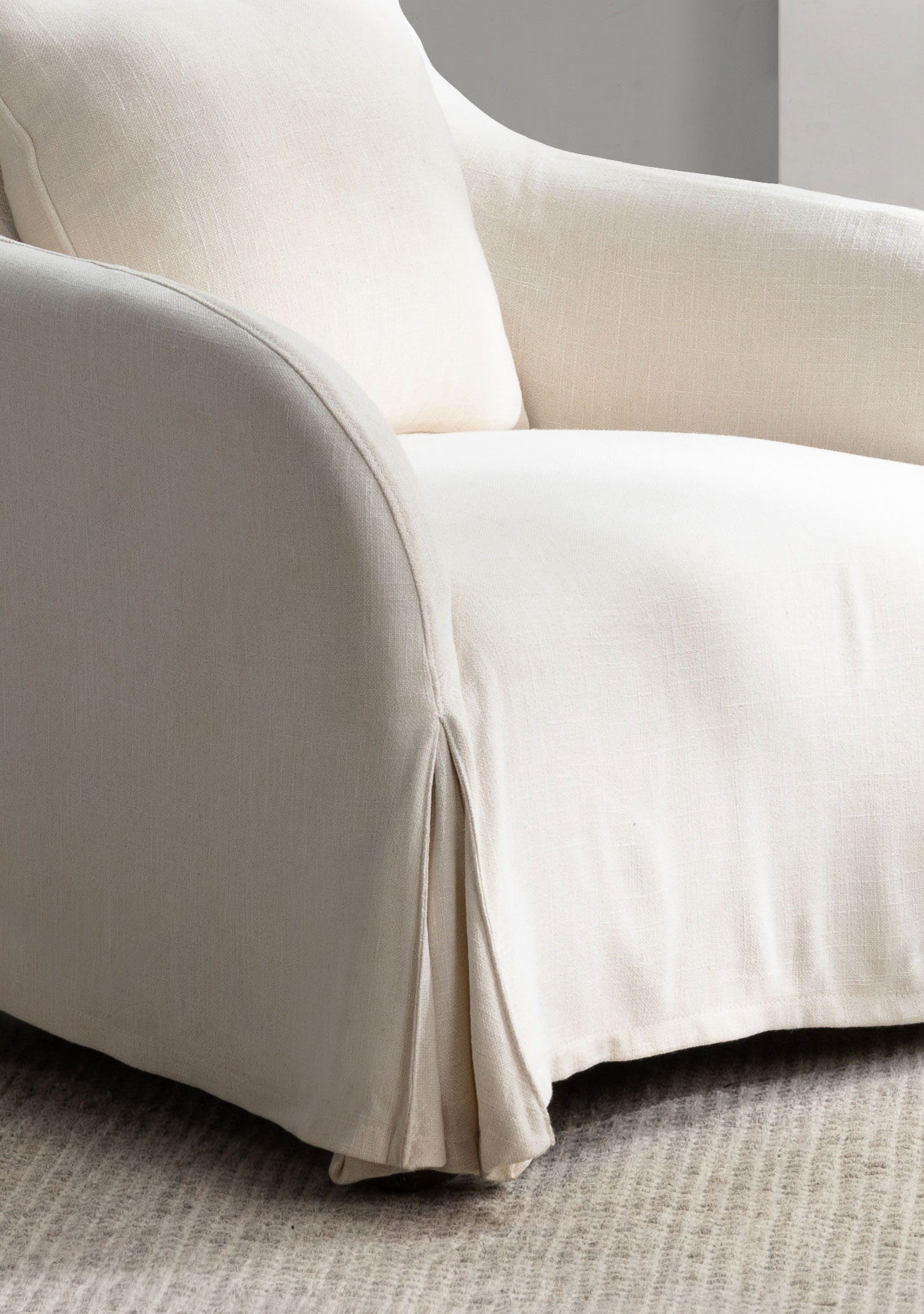 Cream slipcover accent chair Château Collection