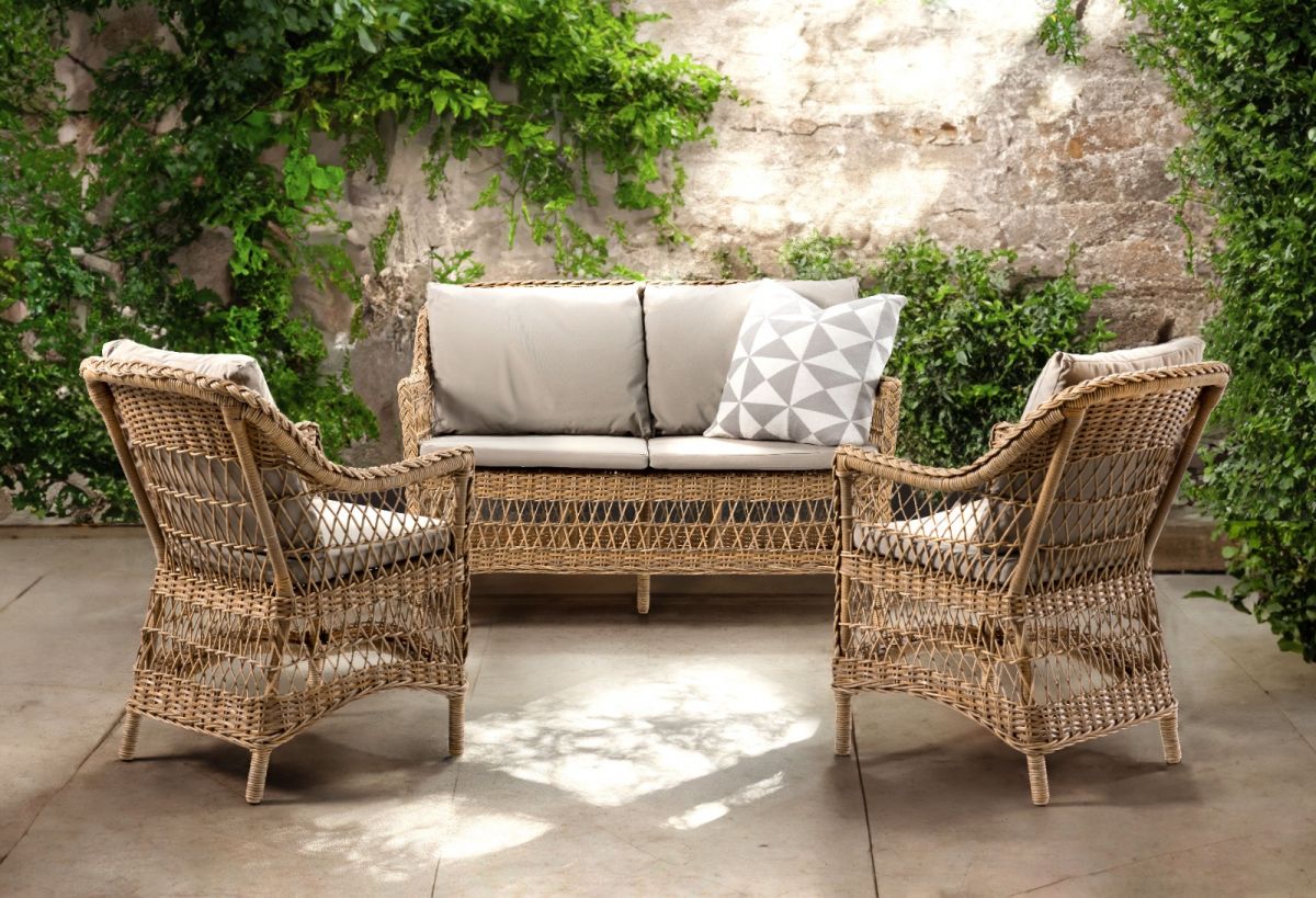 Outdoor armchair in synthetic rattan with cushions