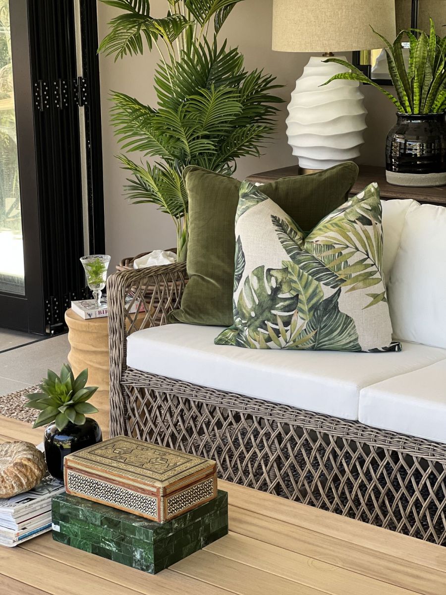 Outdoor 2 seater sofa in synthetic rattan with cushions 