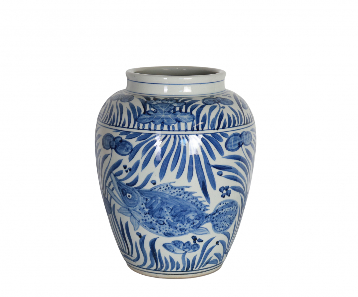 blue and whte ceramic vase 