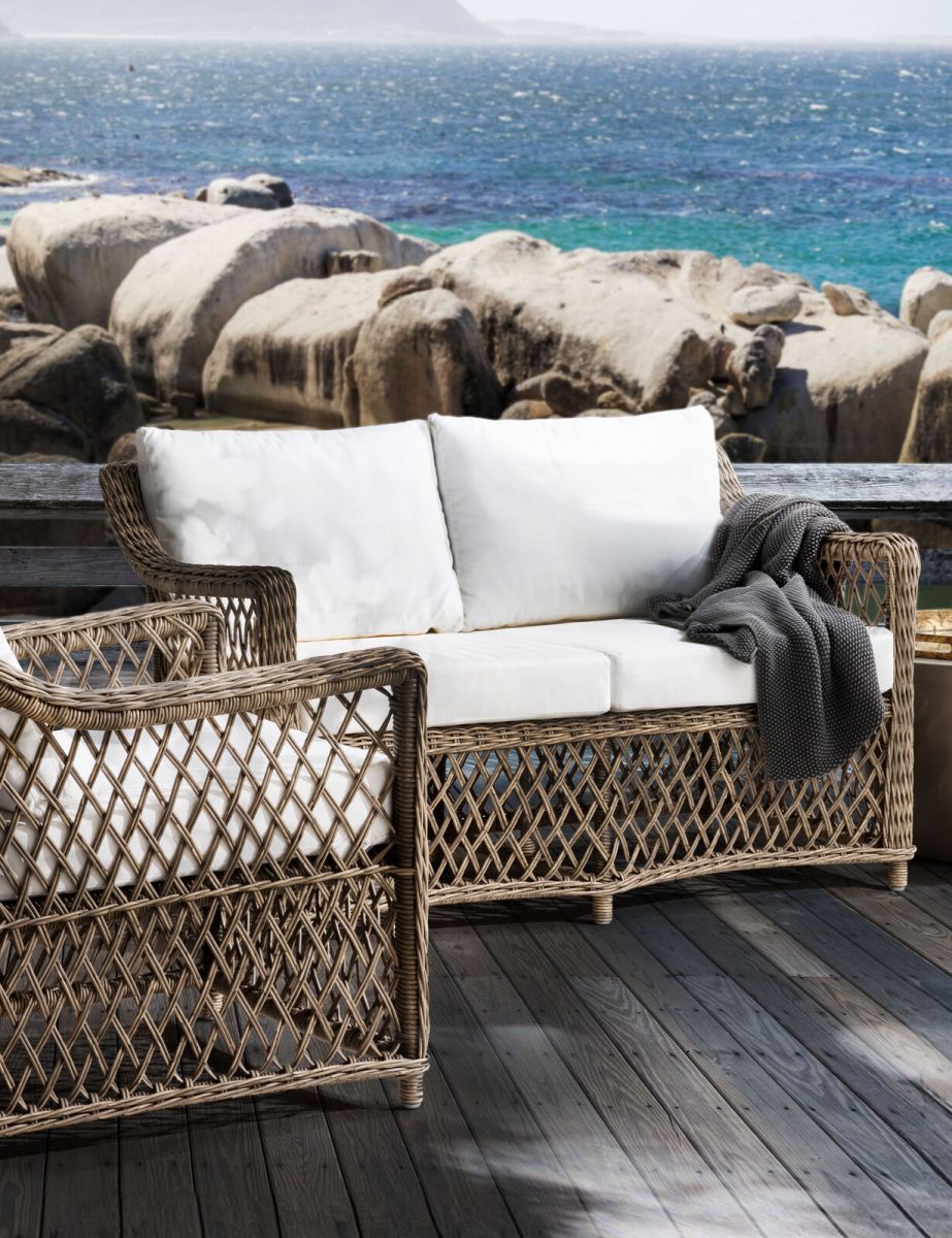 Outdoor 2 seater sofa in synthetic rattan with cushions 