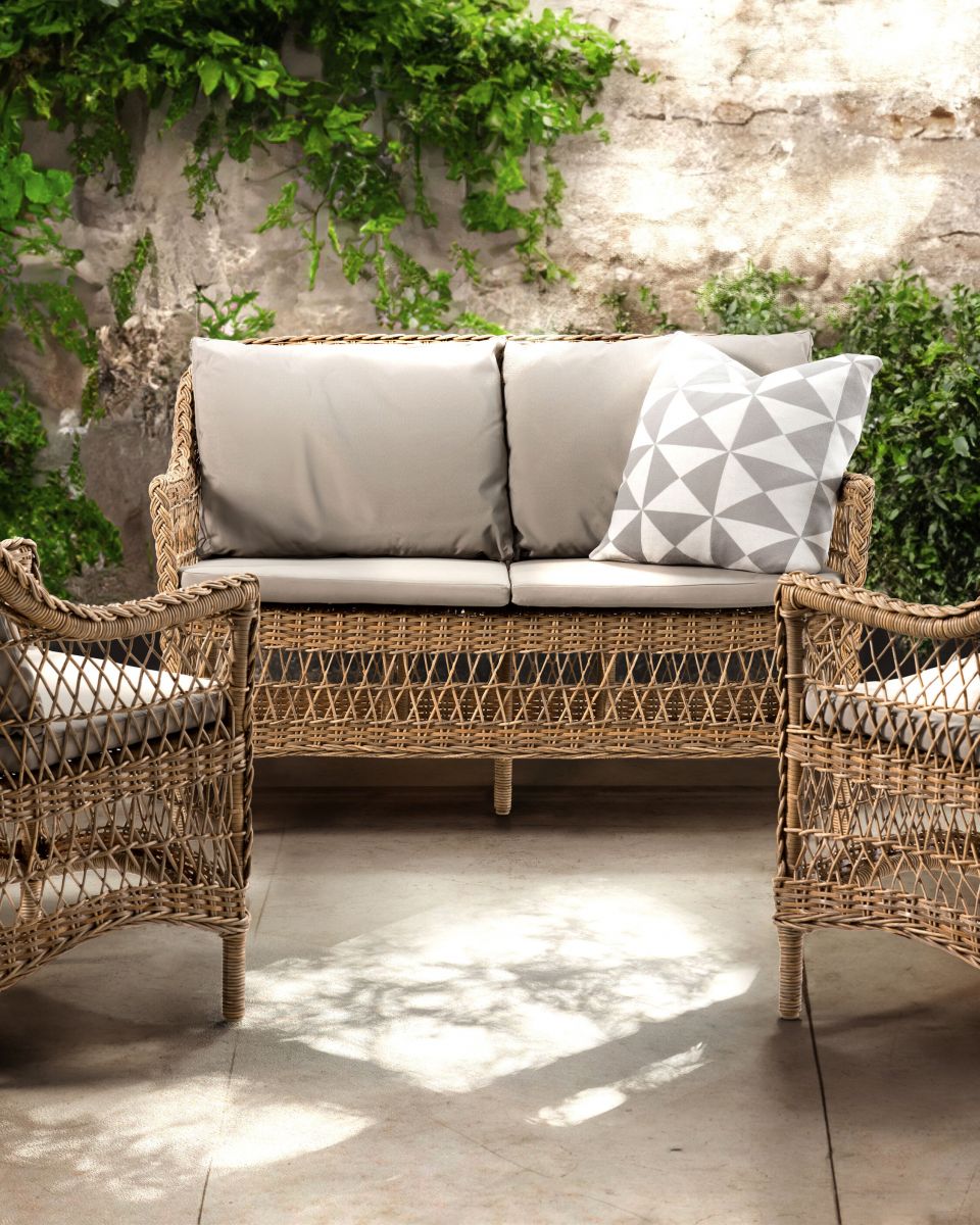 Outdoor 2 seater sofa in synthetic rattan with cushions 