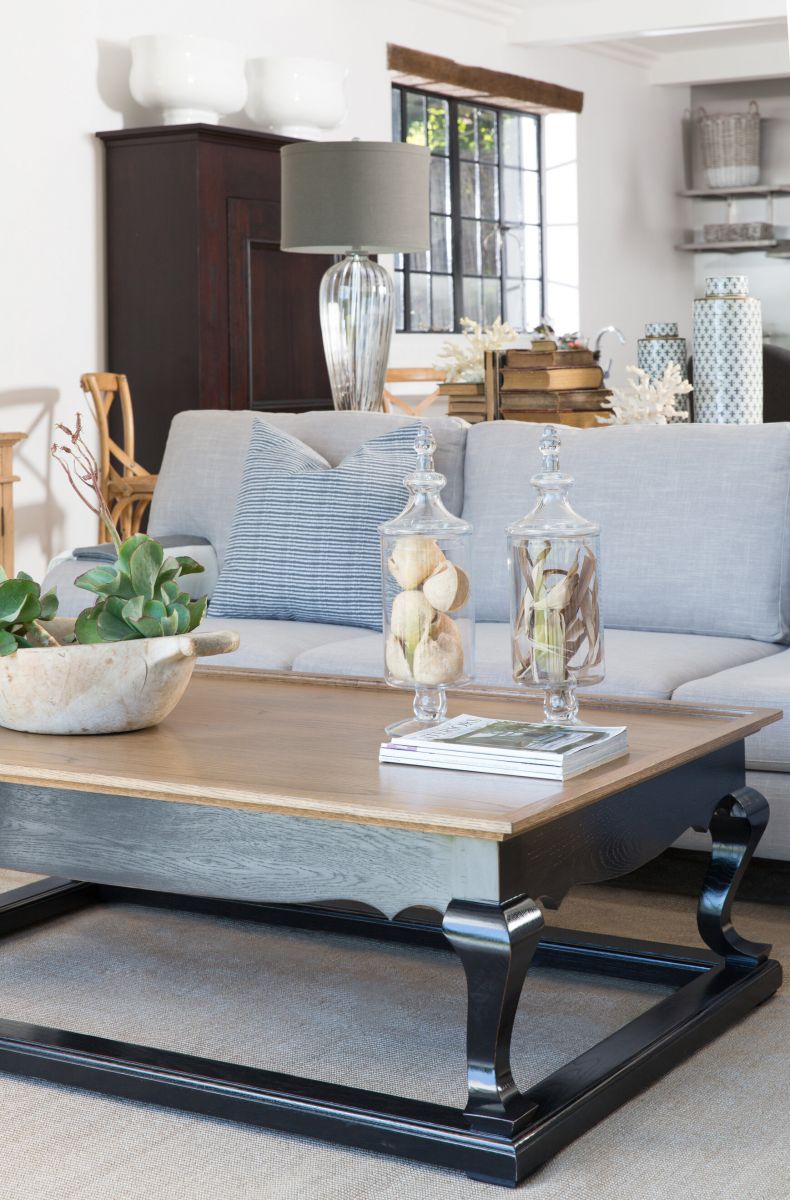 Shaghai coffee table in black with sheen coating